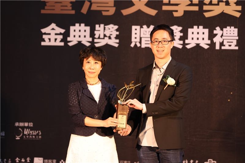 寺尾哲也《子彈是餘生》榮獲金典獎，由國立臺灣文學館長林巾力（左）頒發獎座。