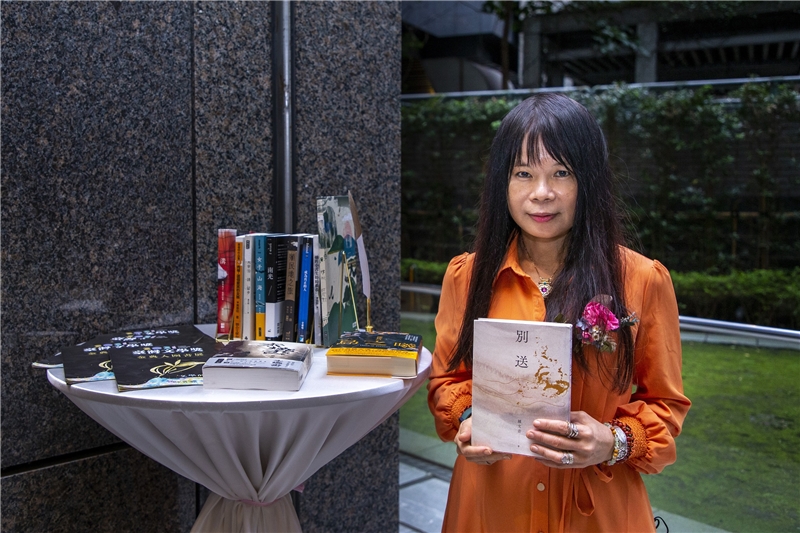 鍾文音以作品《別送》（麥田出版）獲得「2021臺灣文學獎」金典獎年度大獎
