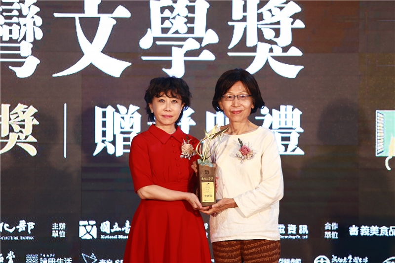 零雨《女兒》榮獲金典獎，由國立臺灣文學館長林巾力（左）頒發獎座。