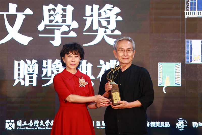 林懷民《激流與倒影》榮獲金典獎，由國立臺灣文學館長林巾力（左）頒發獎座。