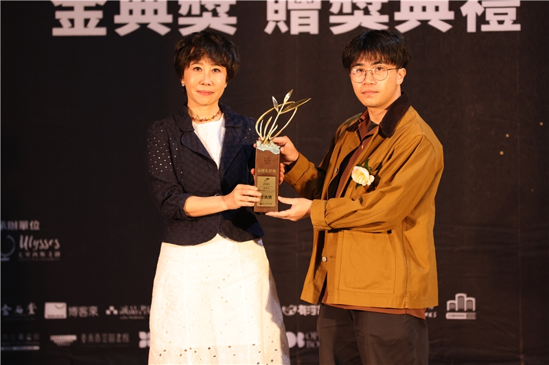 張嘉祥《夜官巡場Iā-Kuan Sûn-Tiûnn》榮獲金典獎，由國立臺灣文學館長林巾力（左）頒發獎座。