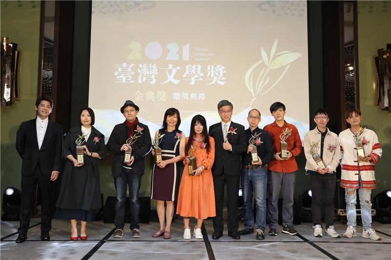 國立臺灣文學館長蘇碩斌（右5）、典禮主持人謝哲青（左1）及金典獎得主合影