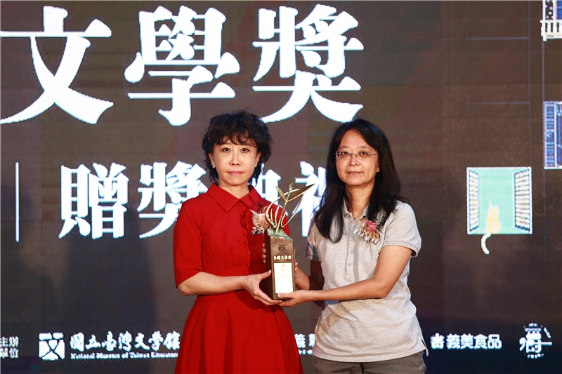 張娟芬《流氓王信福》榮獲金典獎，由國立臺灣文學館長林巾力（左）頒發獎座。