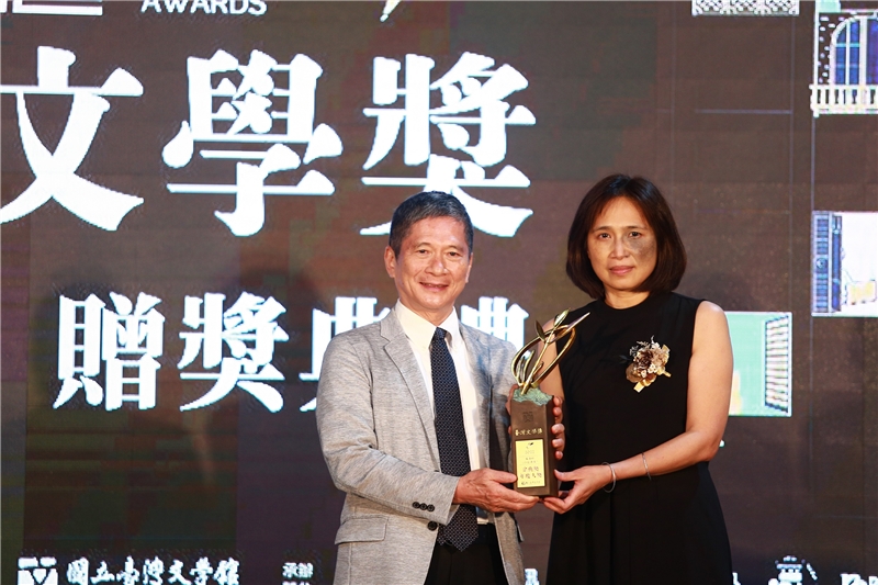 金典獎年度大獎由賴香吟以作品《白色畫像》榮獲，由文化部長李永得（左）頒發獎座。