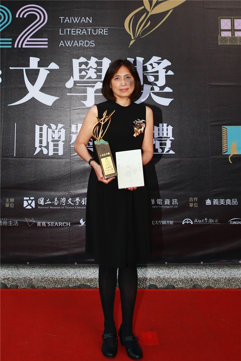 賴香吟以作品《白色畫像》榮獲金典獎年度大獎