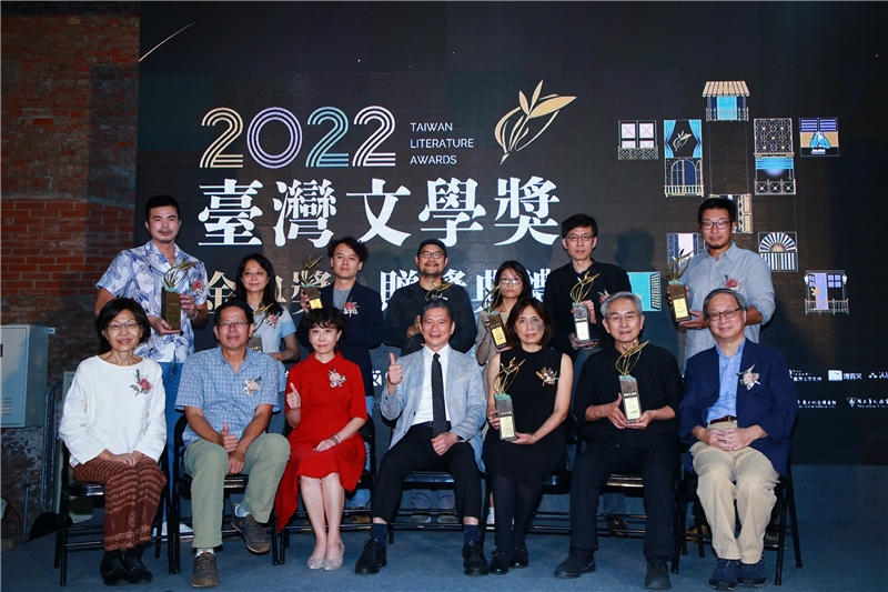 文化部長李永得（前排中）、國立臺灣文學館長林巾力（前排左3）、評審委員小野（前排右1）及劉克襄（前排左2），與「2022臺灣文學獎」金典獎得主合影。