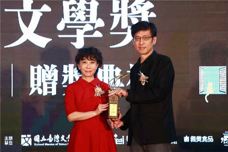 何致和《地鐵站》榮獲金典獎，由國立臺灣文學館長林巾力（左）頒發獎座。