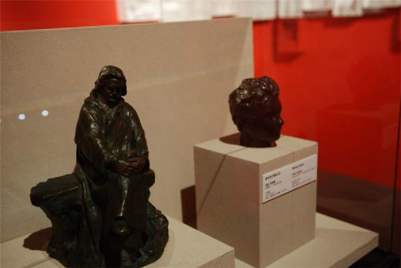 當代不同的雕塑家為巴爾札克所塑造的小型的銅雕