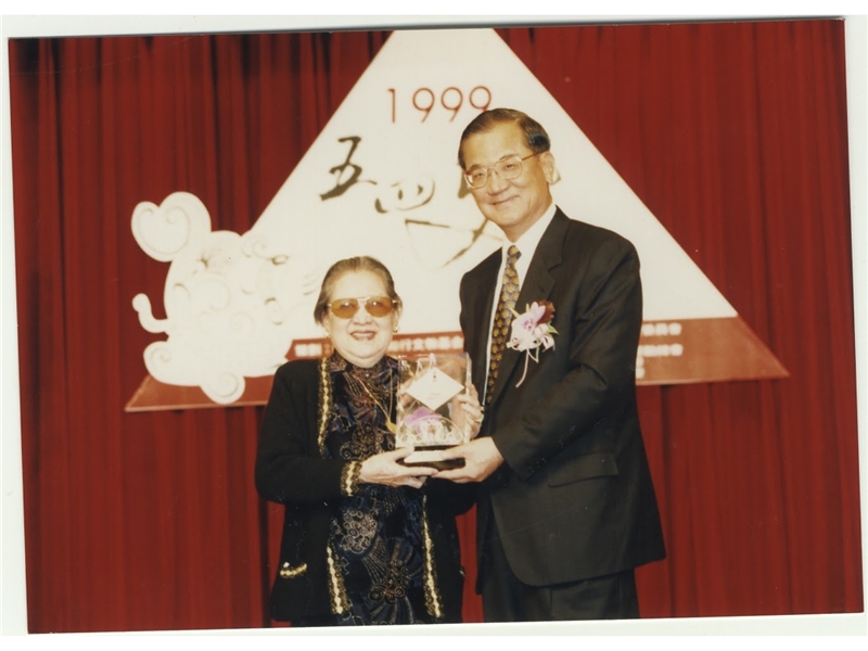 <p>Hai-yin was presented with the second May Fourth Award for Literary Contribution.</p>
<p>&nbsp;</p>
<p><span>(note</span><span>：</span><span>Photograph provided by National Museum of Taiwan Literature)</span></p>