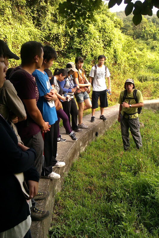 <p>Guides students to know the natural environment of Hong Kong.</p>
<br/>
<p>Photograph provided by Liu Ka-shiang</p>
<p>Liu with students from City University doing fieldwork.</p>