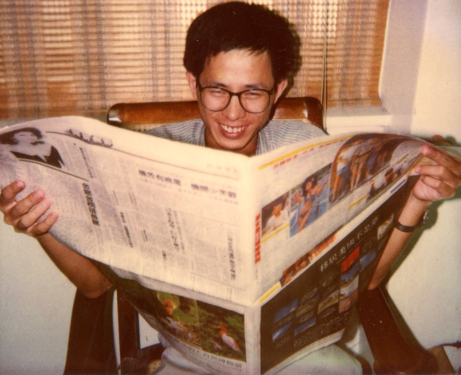<p>Serves as the director of the Art and Literature Section at <i>The Independent Evening Post</i>. Begins research on nature encyclopedia.</p>
<p></p>
<p>Photograph provided by Liu Ka-shiang</p>
<p>Liu at the <i>Independent Evening Post</i> office, 1988.</p>
