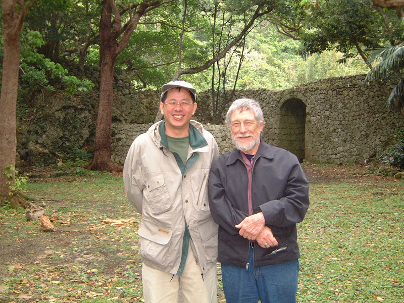 <p>Published in the literary supplement to <i>The United Daily News</i>.<br>
Obtains a copy of <i>Cold Mountain Poems</i> translated by Gary Snyder and is greatly inspired by it.</p>
<br/>
<P>Photograph provided by Liu Ka-shiang</P>
<P>Photograph taken with Snyder in Okinawa, 2004.</P>