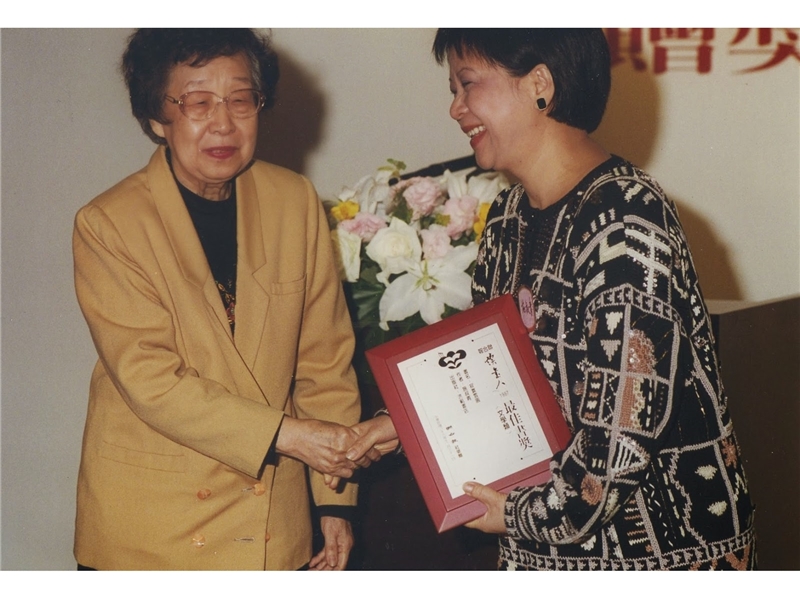 <p>◆ 「香港三部曲」獲金石堂選為1997最具影響力書籍。 <br />◆ 藝評集《耽美手記》出版。</p>
<p>&nbsp;</p>
<p>(註：照片由施叔青提供<span>；齊邦媛教授頒獎</span>)</p>